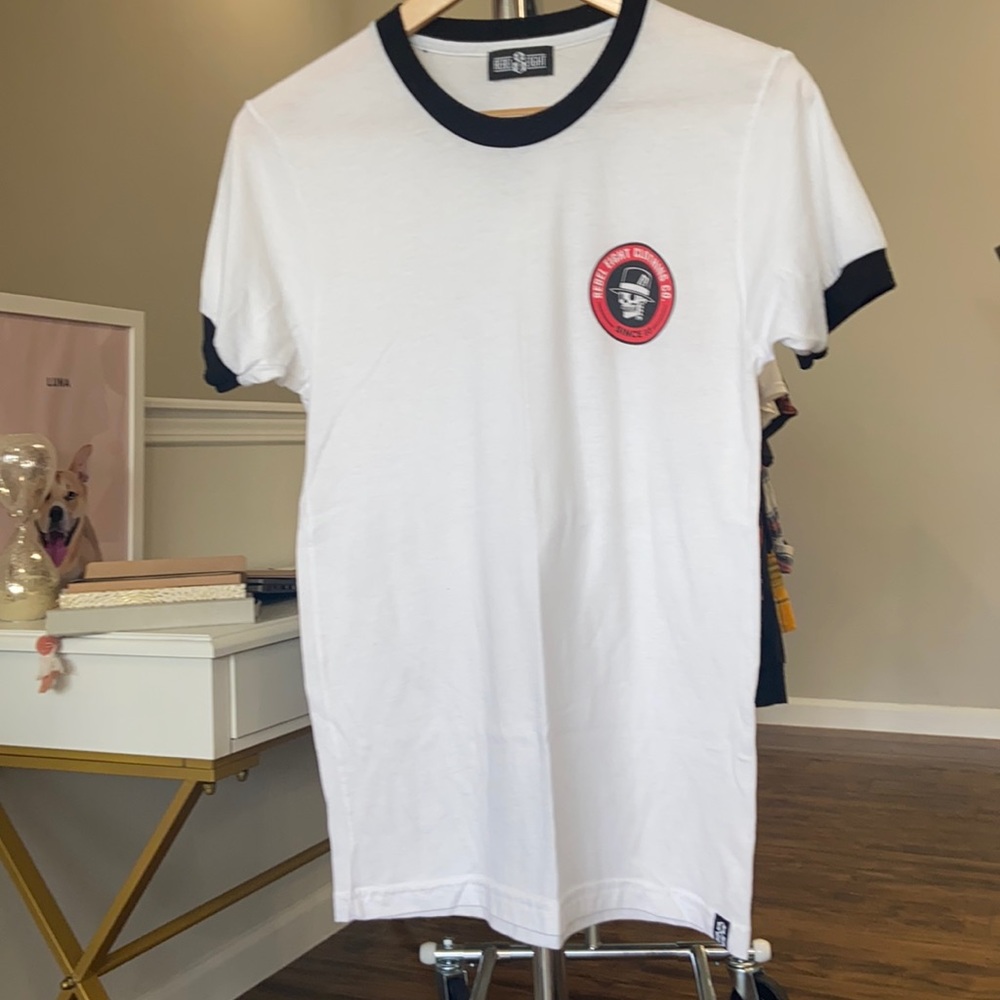 REBEL 8 TEE